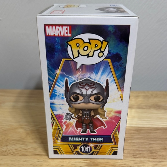 Funko Pop! Mighty Thor with Red Cape and Silver Helmet - Picture 5 of 5